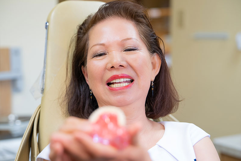 Patient holding model of dental implants